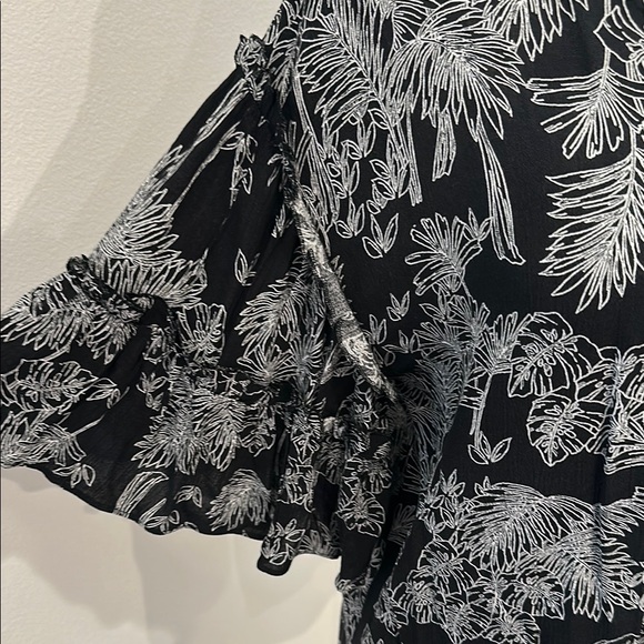 a.n.a Black and White Floral Blouse - Picture 3 of 9